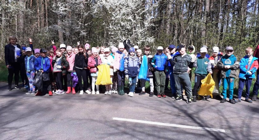 Uczniowie Szkoły Podstawowej w Sarnowie koło Łukowa. 