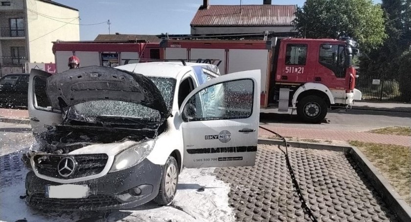 Straż Pożarna, Spłonął samochód dostawczy Strażacy robili mogli (ZDJĘCIA) - zdjęcie, fotografia