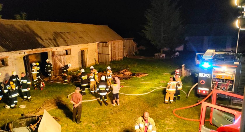 Straż Pożarna, Paliły budynki gospodarskie! Pięć jednostek straży akcji (ZDJECIA) - zdjęcie, fotografia