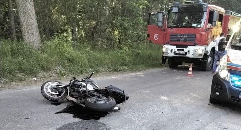 Wypadki, Wypadek udziałem motocyklisty Poszkodowanego zabrał śmigłowiec (ZDJĘCIA) - zdjęcie, fotografia