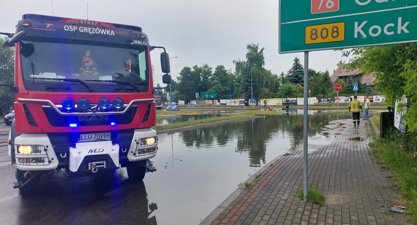 Zalane skrzyżowanie ul Żelechowskiej i Alei Kaczorowskiego 