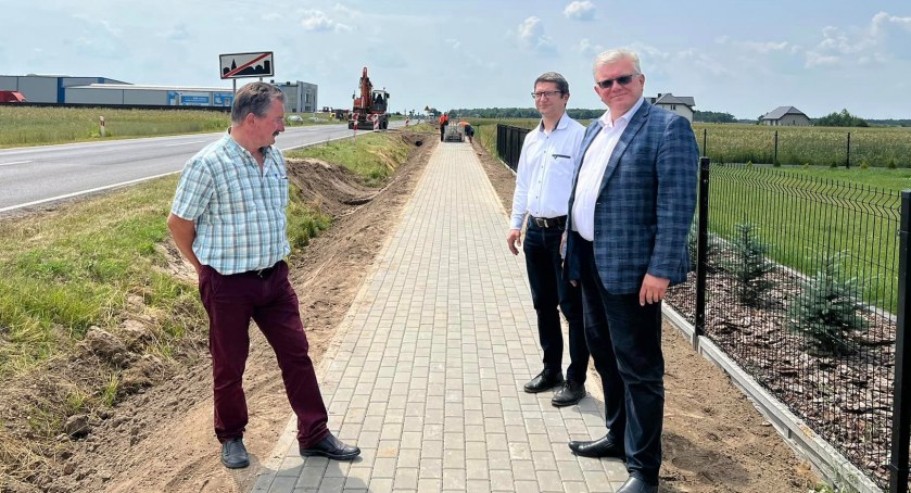 Ryszard Szczygieł podczas wizytacji m.in w towarzystwie Jakuba Kożuchowskiego. 