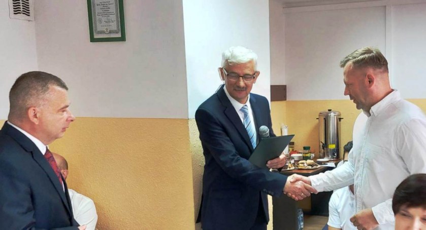 Rafał Zdunek przyjmuje gratulacje od wójta Mirosława Szekalisa i przewodniczącego rady Andrzeja Nurzyńskiego