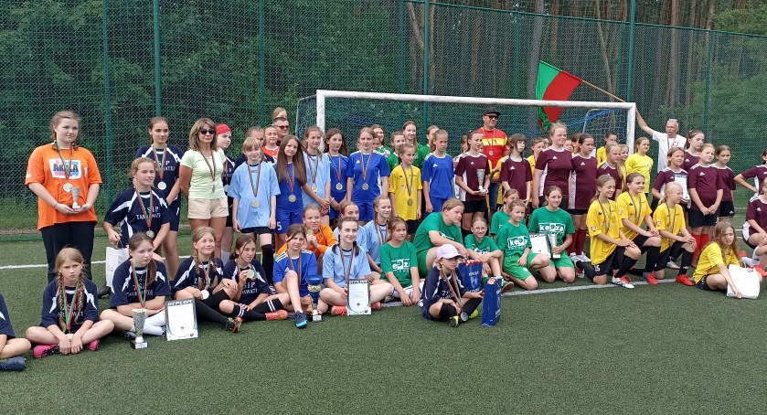 Wiadomości Sportowe, Dziewczyny Dąbrowej Stanina jadą Finał Ogólnopolskiego Turnieju Piłce Nożnej - zdjęcie, fotografia