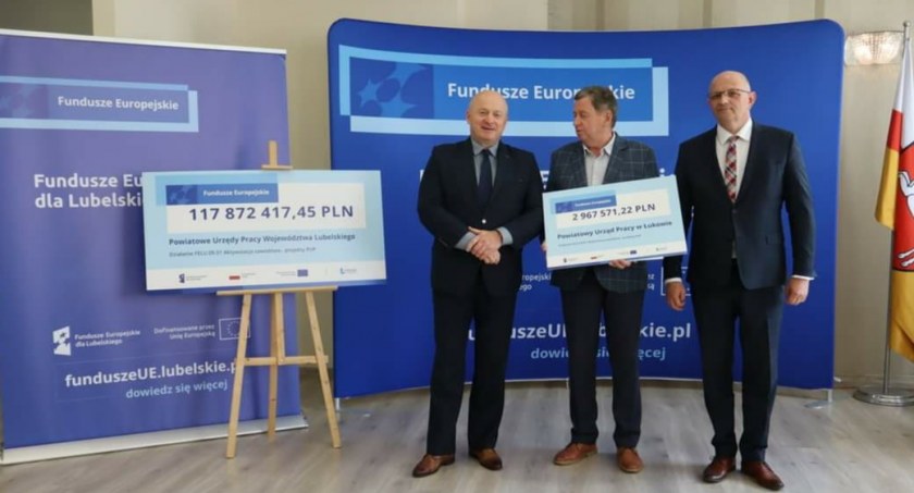 W trakcie konferencji w Urzędzie Marszałkowskim, Stanisław Puch, Dyrektor Powiatowego Urzędu Pracy w Łukowie, odebrał symboliczny czek o wartości 2.96 mln zł. Wsparcie pochodzi od Marszałka Województwa Lubelskiego,  Jarosława Stawiarskiego, oraz Dyrektora Wojewódzkiego Urzędu Pracy w Lublinie, Tomas