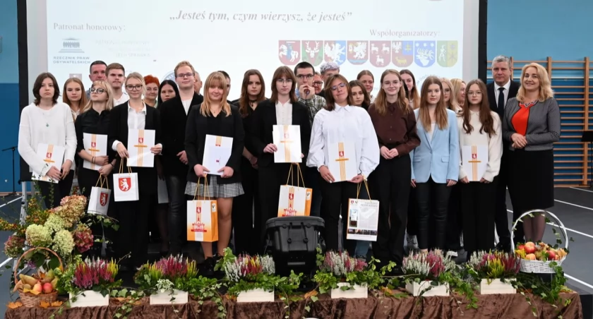 Szkolnictwo, Oliwia Wiącek zwyciężczynią Regionalnej Olimpiadzie Wiedzy Zdrowiu Psychicznym - zdjęcie, fotografia