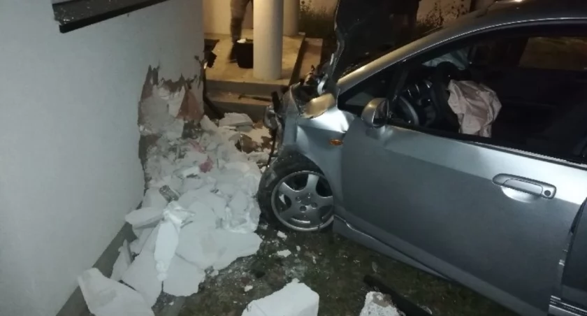 Kierujący Hondą Jazz 23-letni łukowianin zjechał z jezdni i uderzył w ścianę stojącego w pobliżu domu