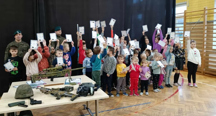 Szkolnictwo, Wólka Domaszewska Uczniowie bronią szkole! - zdjęcie, fotografia