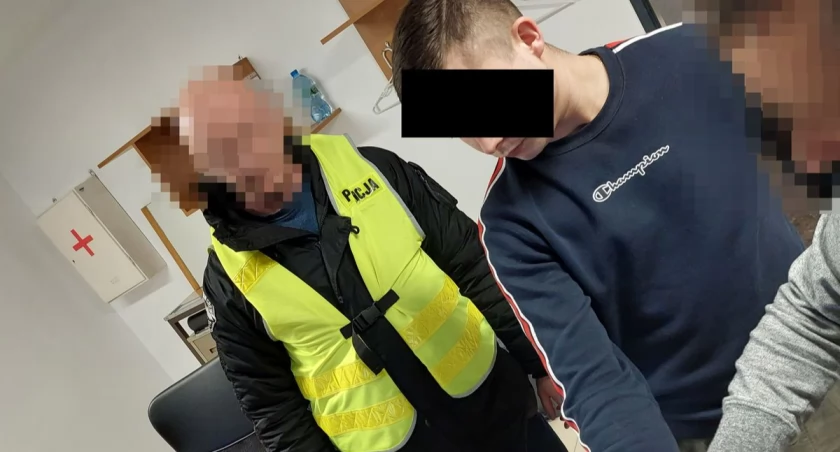 Przestępczość, Brutalny napad latek latką napadli pobili stojącą ulicy parę Ukradli portfel telefon pieniądze - zdjęcie, fotografia