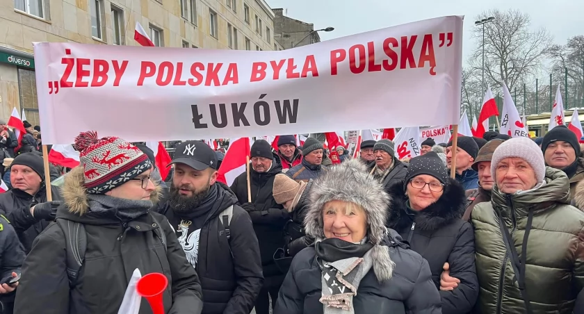 Polityka, Marsz Wolnych Polaków Warszawie gromadzi tysiące Obywateli tym z Łukowa Powiatu Łukowskiego - zdjęcie, fotografia
