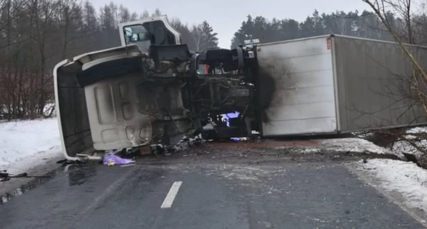 Wypadki, DRAMA DRODZE! CIĘŻARÓWKA ZACZEPIONA PRZEZ INNĄ WYWRÓCIŁA ZABLOKOWAŁA RUCH! - zdjęcie, fotografia