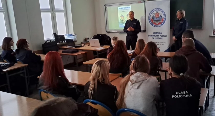 Policja, Dylematy młodych studia praca Policja Maturzyści Radoryża Smolanego wyborze ścieżki życiowej spotkanie policją - zdjęcie, fotografia
