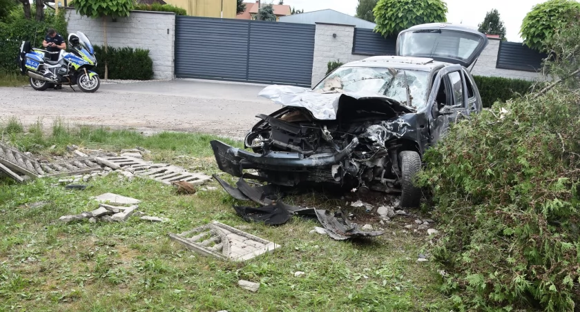 Wypadki, Wypadek ulicy Bartniej latek prawa jazdy uderzył ogrodzenie - zdjęcie, fotografia