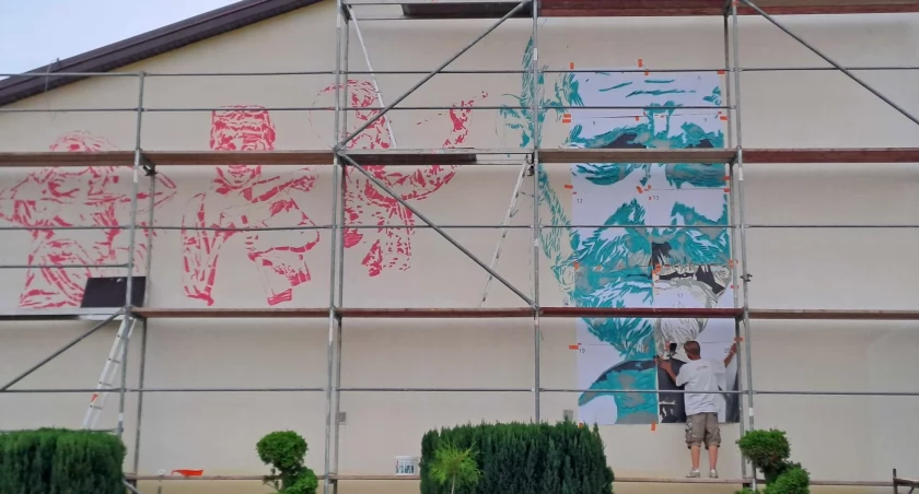 Pogoda , Powstaje mural budynku Szkoły Podstawowej Janusza Korczaka Sarnowie - zdjęcie, fotografia