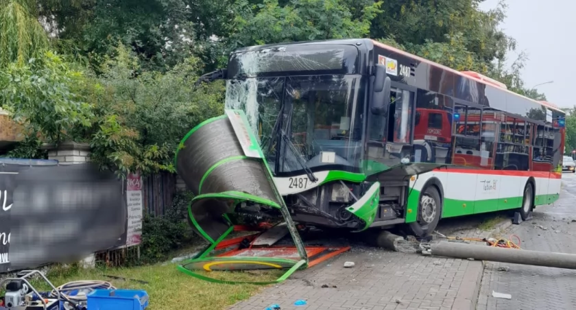 Fot. Policja Lubelska. Galeria zdjęć z miejsca tragicznego wypadku na ul. Romera w Lublinie, gdzie autobus miejski uderzył w wiatę przystankową, prezentuje zniszczenia pojazdu oraz działania ratunkowe służb.
