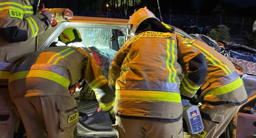 Fot. OSP Podosie! Podczas nocnych ćwiczeń strażacy z OSP Podosie w akcji ratowniczej podczas symulacji wypadku w Hucie Dąbrowie. Zdjęcia ukazują profesjonalizm i determinację strażaków ratowników w akcji, skupienie podczas udzielania pomocy poszkodowanym oraz współpracę z młodzieżą drużyny pożarniczej.