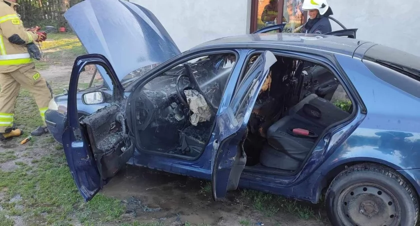 Fot. OSP KSRG Krzywda!  Galeria zdjęć z dramatycznego pożaru samochodu marki Renault w Cisowniku, Gmina Krzywda. Pokazuje determinację i profesjonalizm strażaków z OSP Radoryż Kościelny, OSP KSRG Krzywda i JRG Łuków podczas opanowania płomieni. Mieszkańcy mogą być dumni z lokalnych bohaterów, którzy szybko zareagowali, aby zapobiec większej tragedii.