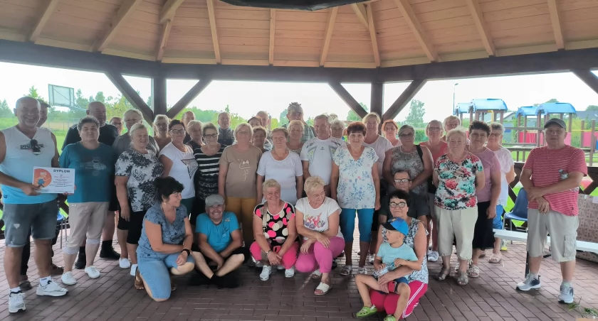 Pogoda , Seniorzy Starych Kobiałkach Plenerowej Senioriadzie Dojenie krowy celu!  - zdjęcie, fotografia