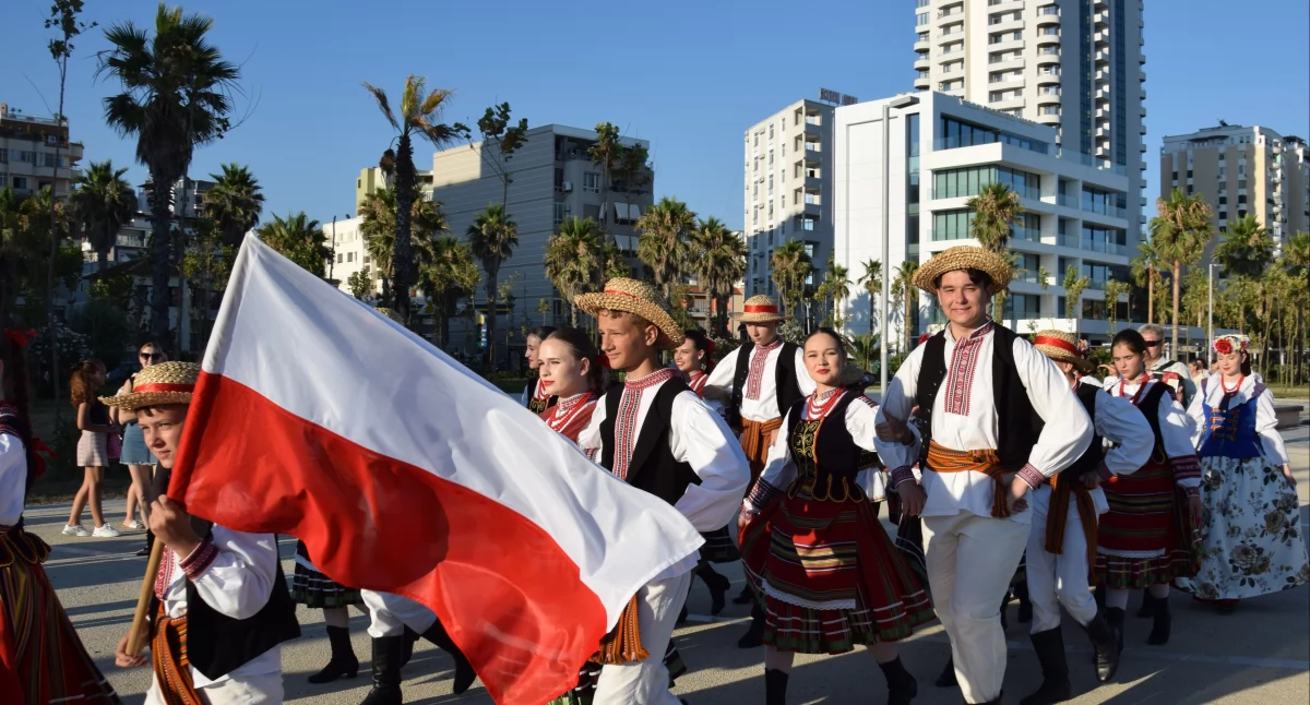 Pogoda , Tancerze Dziecięcego Zespołu Regionalnego Łuków Kropelki promują Polskę festiwalu Albanii - zdjęcie, fotografia