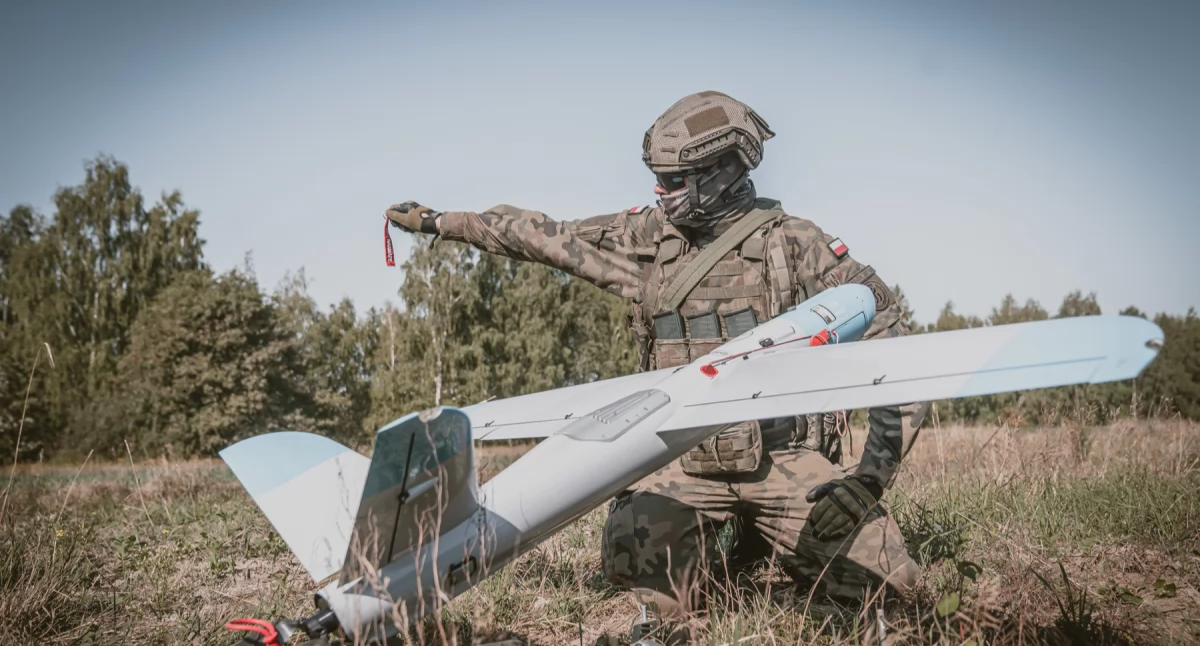 Galeria zdjęć: WARMATE - nowoczesność na poligonie  Zobacz, jak żołnierze 2 Lubelskiej Brygady Obrony Terytorialnej wykorzystują drony kamikadze do doskonalenia swoich umiejętności. Precyzyjne ataki, śledzenie celów z odległości, symulacje walk - to wszystko dzięki nowoczesnej technologii. Przejrzyj zdjęcia z ćwiczeń na poligonie w Nadarzycach i zobacz, jak polska obrona ewoluuje w erze cyfrowej.