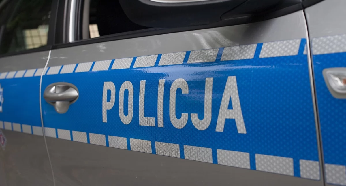 Policja, Groźna sytuacja drodze! Uszkodzony zderzak nagłe zjechanie pobocze stało - zdjęcie, fotografia