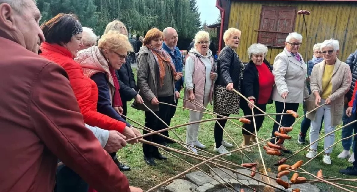 Informacje kulturalne, Łukowscy Seniorzy ognisku! Spotkanie pełne wzruszeń śmiechu planów przyszłość - zdjęcie, fotografia