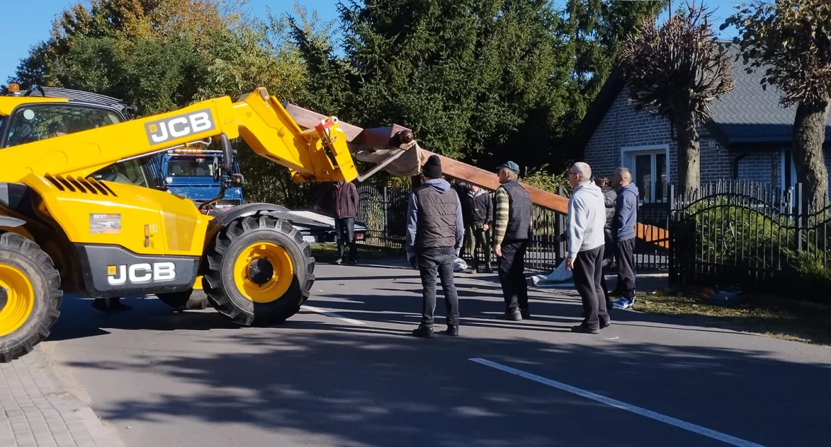Kościół i Religia, Bohaterowie Toczyska odnawiają historyczny krzyż (FOTO) - zdjęcie, fotografia