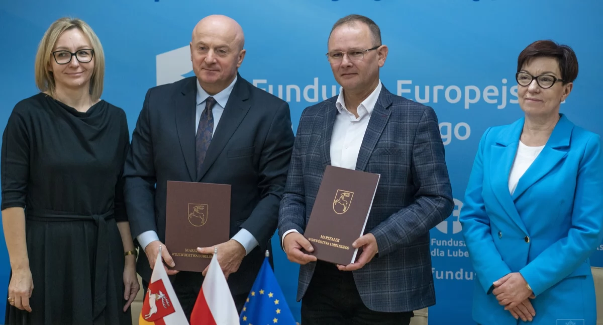 Umowę w imieniu samorządu miejskiego podpisali burmistrz łukowa Piotr Płudowski i skarbnik Miasta Barbara Leszczyńska. W spotkaniu w Urzędzie Marszałkowskim uczestniczyła też dyrektor CUS w Łukowie Dorota Zakrzewska. 