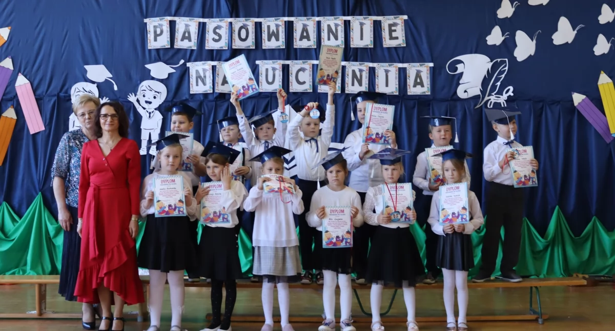 Zdjęcia z uroczystości wykonały Zuzanna Cegiełka i Małgorzata Wolny z kl. 7a