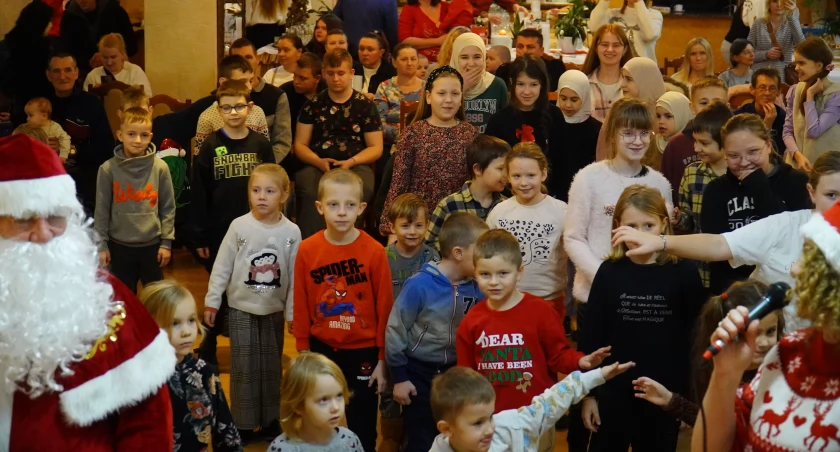 Akcje Charytatywne i Wsparcie, Świąteczna radość dzieci Łukowie Finał akcji Świąteczny Prezent [GALERIA] - zdjęcie, fotografia