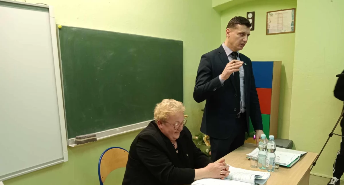 Wójt Andrzej Hryciuk podczas spotkania w szkole w Jakuszach