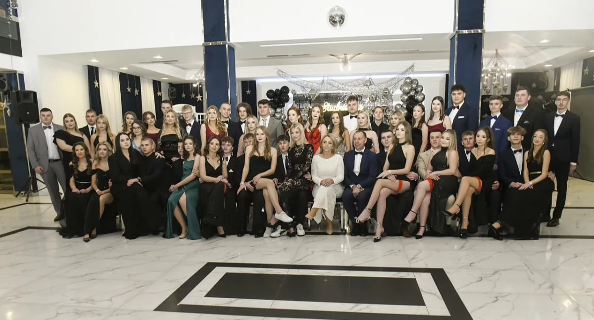 Szkolnictwo, Uczniowie Kościuszki pełnej krasie! Zobacz zdjęcia grupowe studniówki [ZDJĘCIA] - zdjęcie, fotografia
