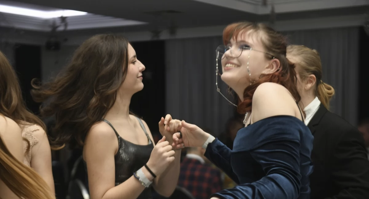 Szkolnictwo, Studniówkowa zabawa pełni! Maturzyści Łukowie rozgrzali parkiet [ZDJĘCIA] - zdjęcie, fotografia