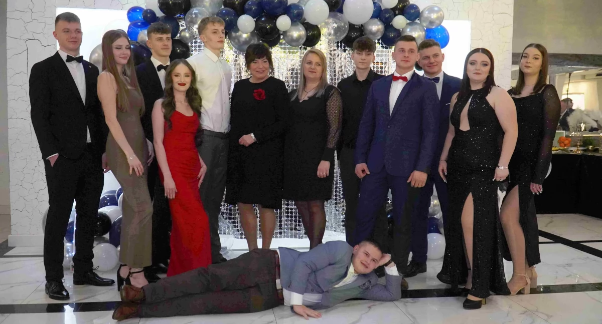 Szkolnictwo, Grupowe zdjęcia maturzystów Stoczku Łukowskim Elegancja Starych Kobiałkach [DUŻO ZDJĘĆ] - zdjęcie, fotografia