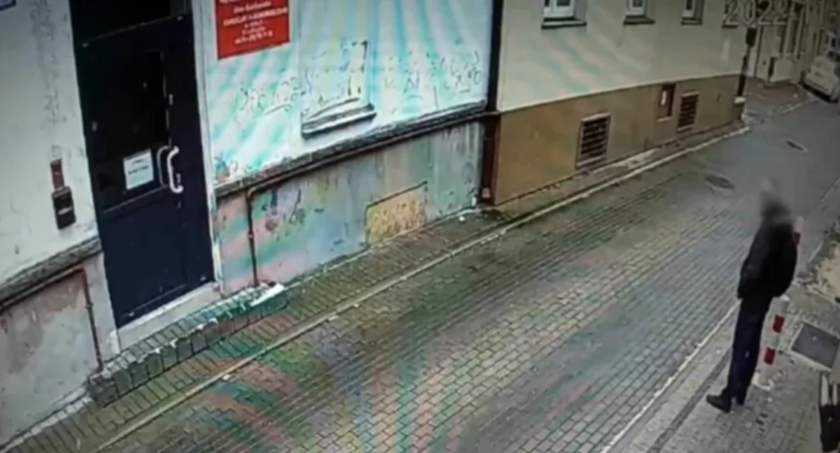 Karol M. przed kancelarią komorniczą w Łukowie (fot. Uwaga TVN)