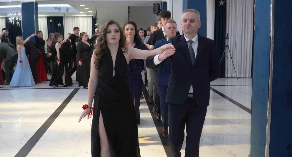 Szkolnictwo, Uroczysty polonez studniówce Radoryżu Smolanym Zobacz uczniowie zaprezentowali Chabrowym - zdjęcie, fotografia