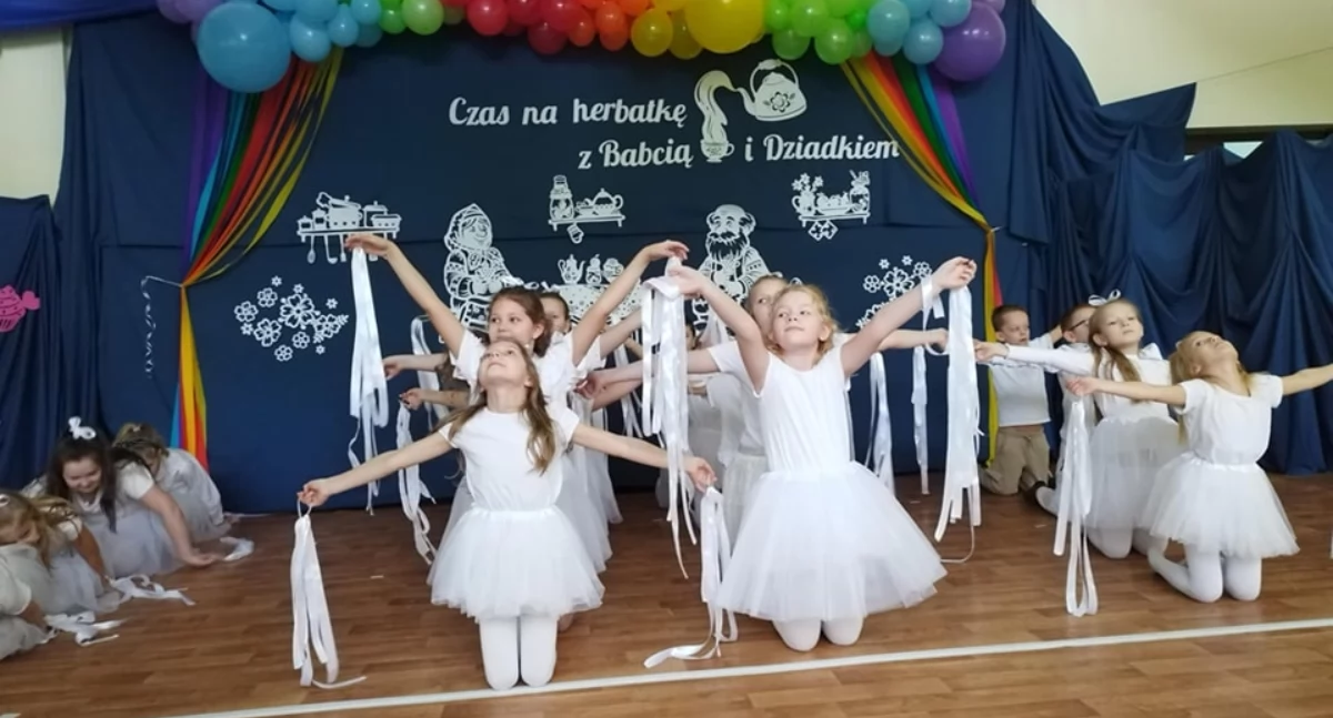 Szkolnictwo, Wyjątkowy występ babć dziadków Zespole Szkół Rolach (FOTO) - zdjęcie, fotografia