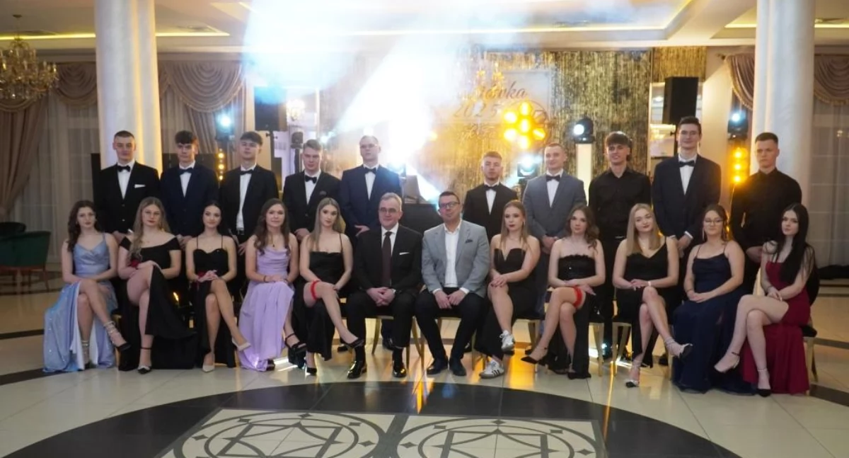 Szkolnictwo, Pamiątkowe zdjęcia grupowe maturzystów Łukowie - zdjęcie, fotografia