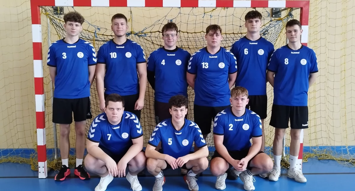 Sukcesy sportowe, SENSACYJNY SUKCES „ROLNIKA”! SZKOŁA WYWALCZYŁA SREBRO SZCZYPIORNIAKU! - zdjęcie, fotografia