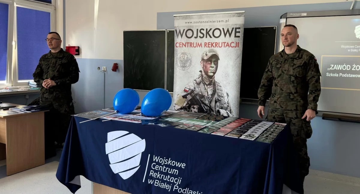 Szkolnictwo, Żołnierze Białej Podlaskiej inspirują uczniów Zespołu Szkół Staninie służby armii - zdjęcie, fotografia