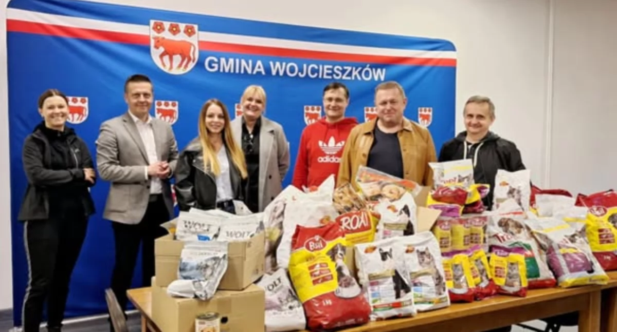 Akcje Charytatywne i Wsparcie, Członkowie Przymierza Ziemi Łukowskiej przekazali karmę zwierząt opieką Urzędu Gminy Wojcieszków - zdjęcie, fotografia