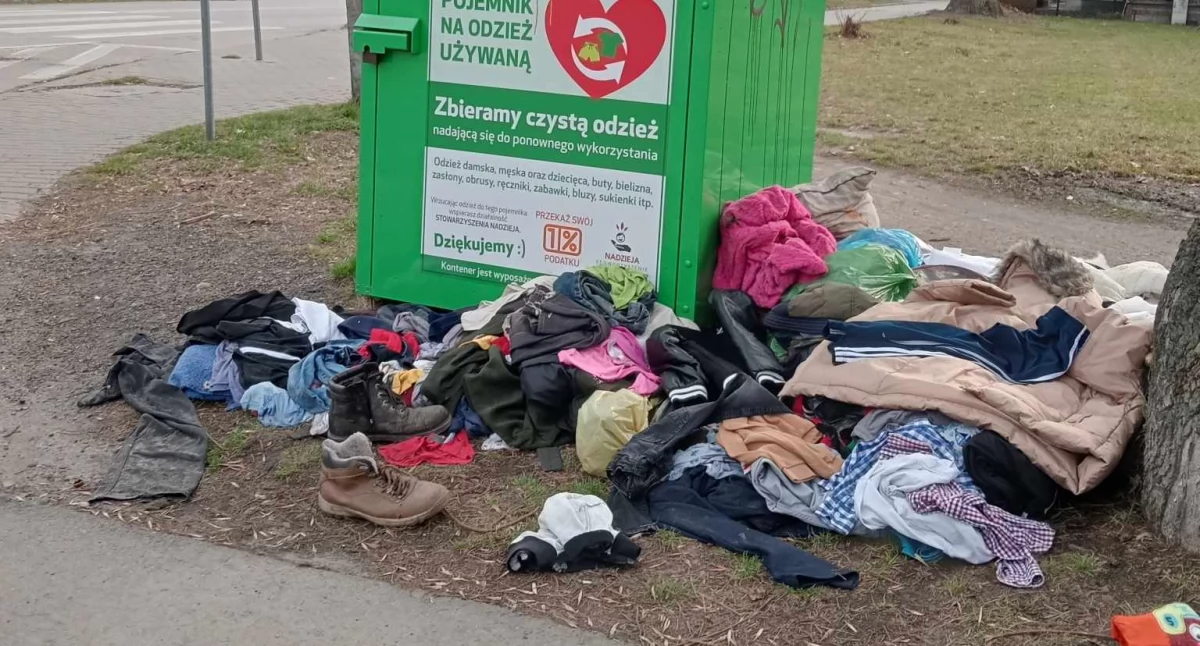 Polityka, Szokujący widok kontenerach Łukowie! Ubrania walają chodnikach - zdjęcie, fotografia