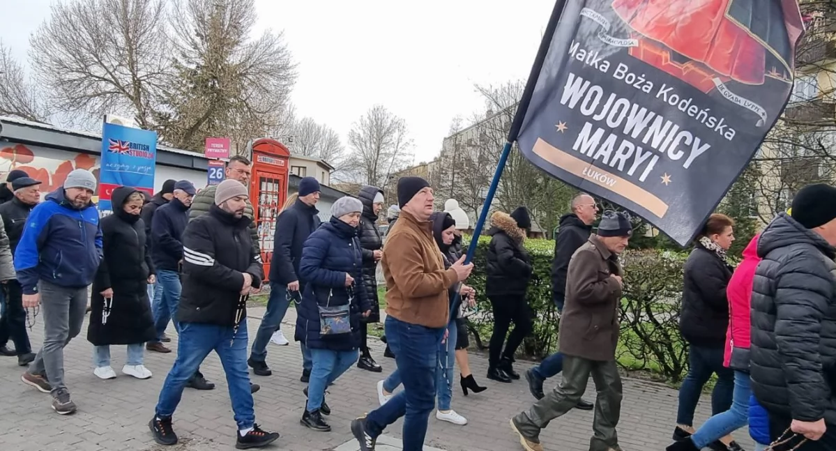 Kościół i Religia, zimna przeszli ulicami Łukowa Różaniec Wojowników Maryi - zdjęcie, fotografia