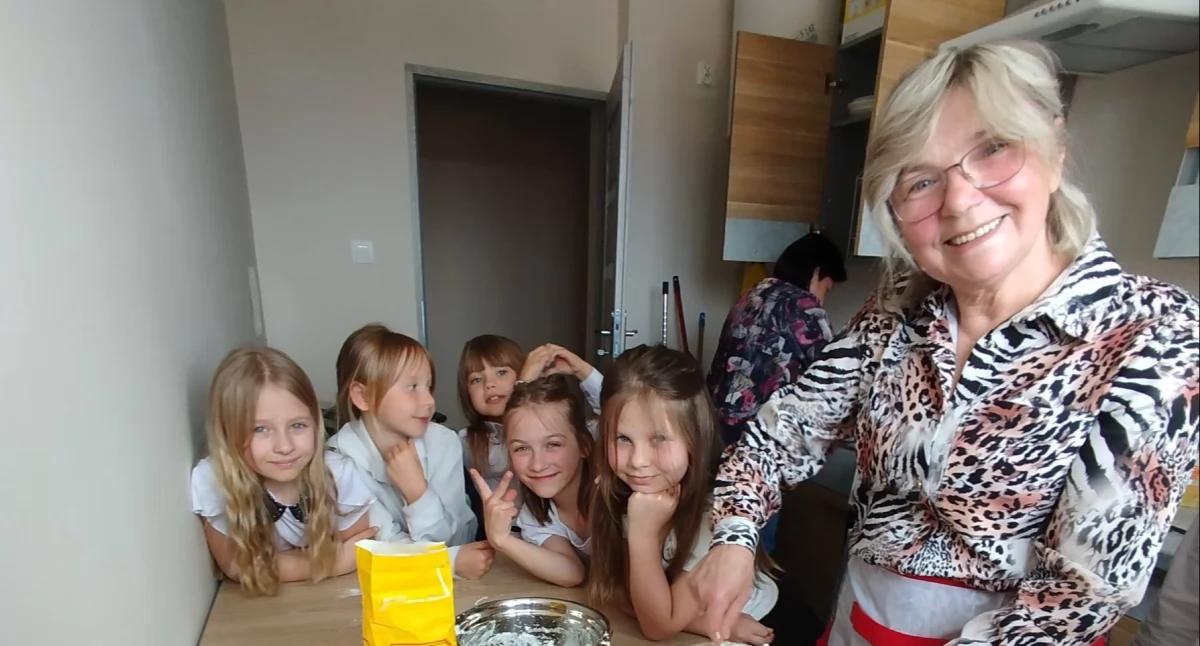 Informacje kulturalne, Pokolenia połączył gofr! Międzypokoleniowe spotkanie Okrzei przyciągnęło tłumy - zdjęcie, fotografia