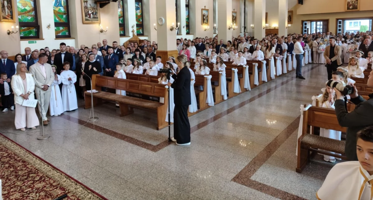 Kościół i Religia, Pierwsza Komunia Święta Parafii Matki Kościoła Łukowie Dzieci sześciu szkół przyjęły sakrament - zdjęcie, fotografia