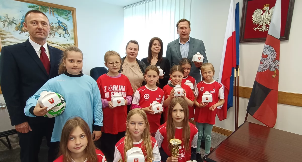 Sukcesy sportowe, Małe Lwice Starej Róży! Piłkarski szał Lubartowie! Dziewczynki Gminy Stoczek Łukowski na podium turnieju Tymbarku! - zdjęcie, fotografia