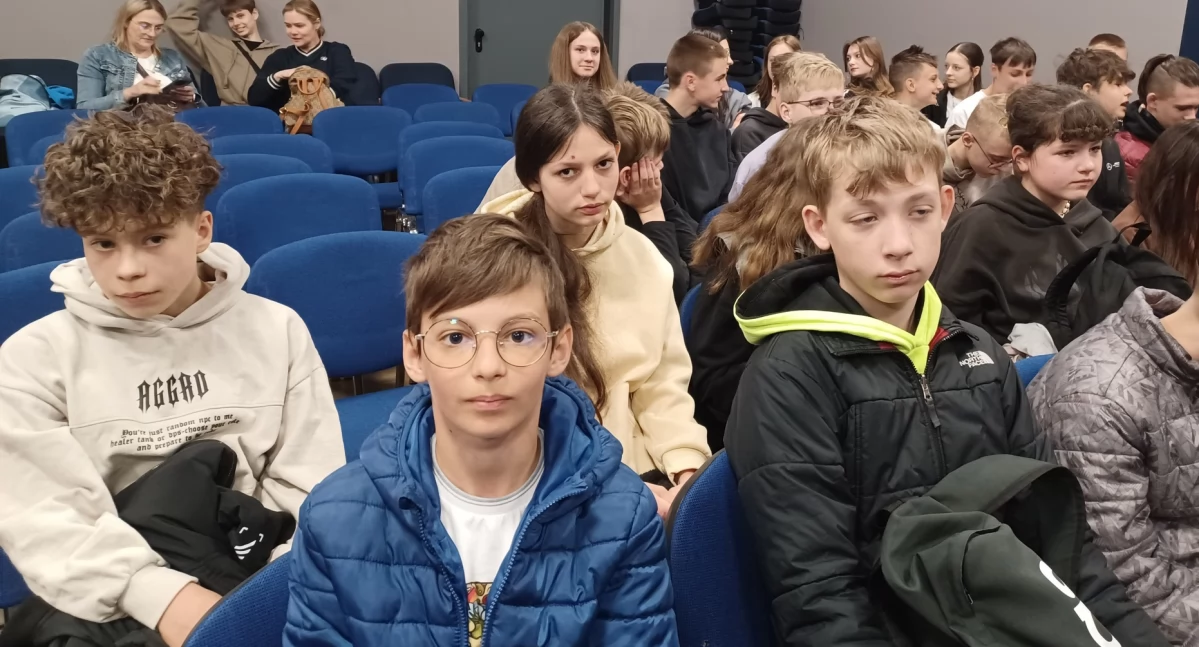 Szkolnictwo, Mroczna strona lajków uczniowie Gołąbek odkrywają prawdę mediach społecznościowych - zdjęcie, fotografia