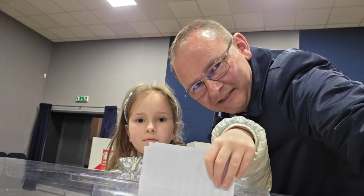 Polityka, Burmistrz Łukowa Piotr Płudowski zagłosował rodziną Apeluje czekaj zdecyduj przyszłości - zdjęcie, fotografia