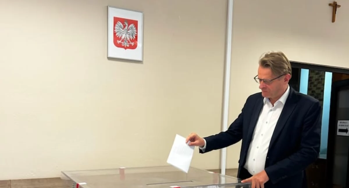 Polityka, Starosta Łukowski urnie Dariusz Szustek wziął udział głosowaniu - zdjęcie, fotografia