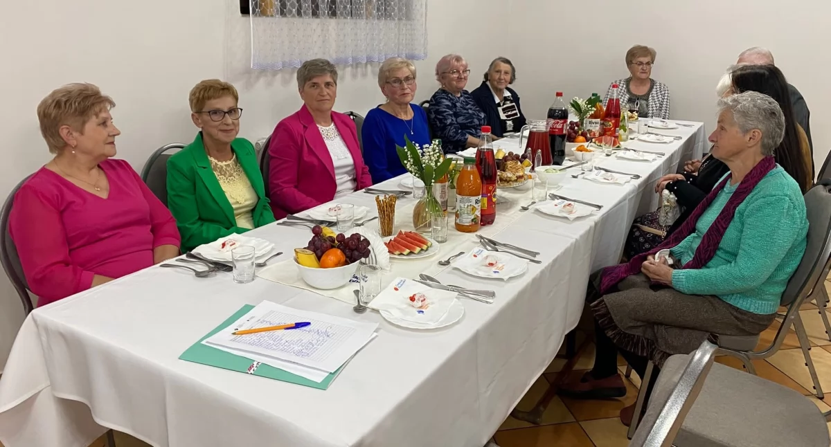 Informacje kulturalne, Seniorzy Aleksandrowa zasiedli wspólnego stołu inicjatywa Fundacji Biedronki wystartowała - zdjęcie, fotografia